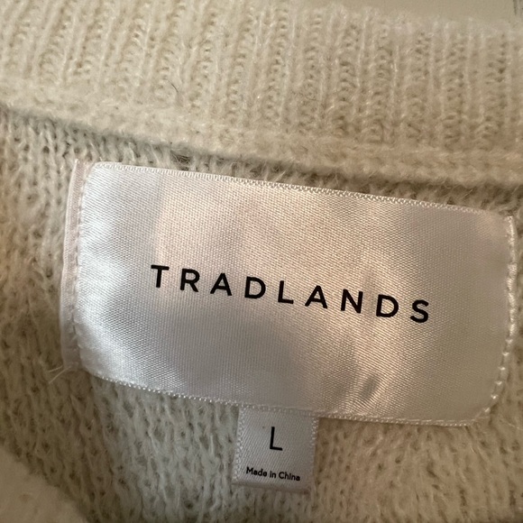 NWOT Tradlands sweater size L. - Picture 2 of 2